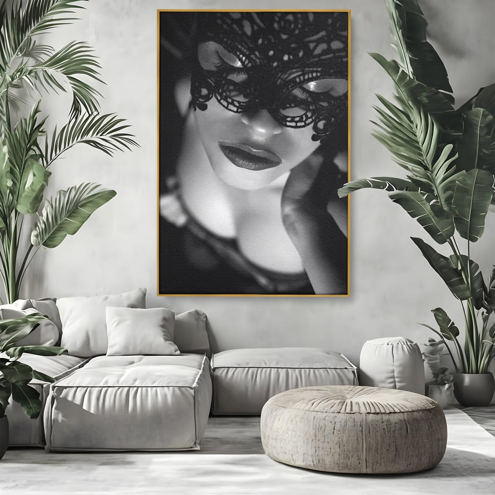 Tablou canvas cu tablou canvas cu femeie purtand masca, in rama de aluminiu auriu, pe perete intr-un living